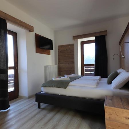 Hotel Alla Rocca Varena Eksteriør billede