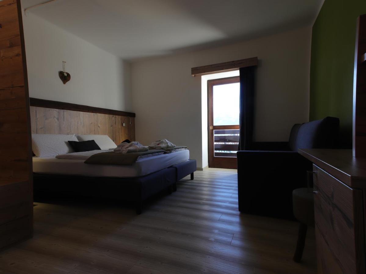Hotel Alla Rocca Varena Eksteriør billede