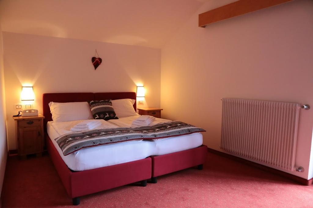 Hotel Alla Rocca Varena Eksteriør billede