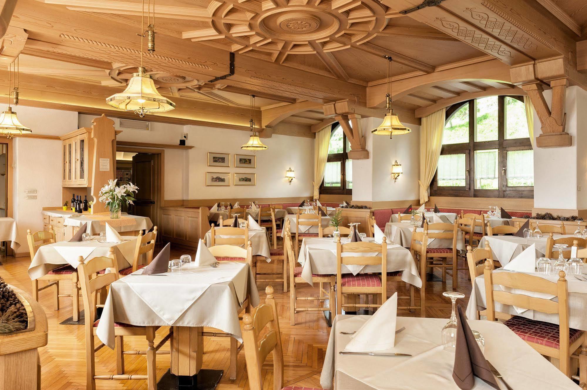 Hotel Alla Rocca Varena Eksteriør billede