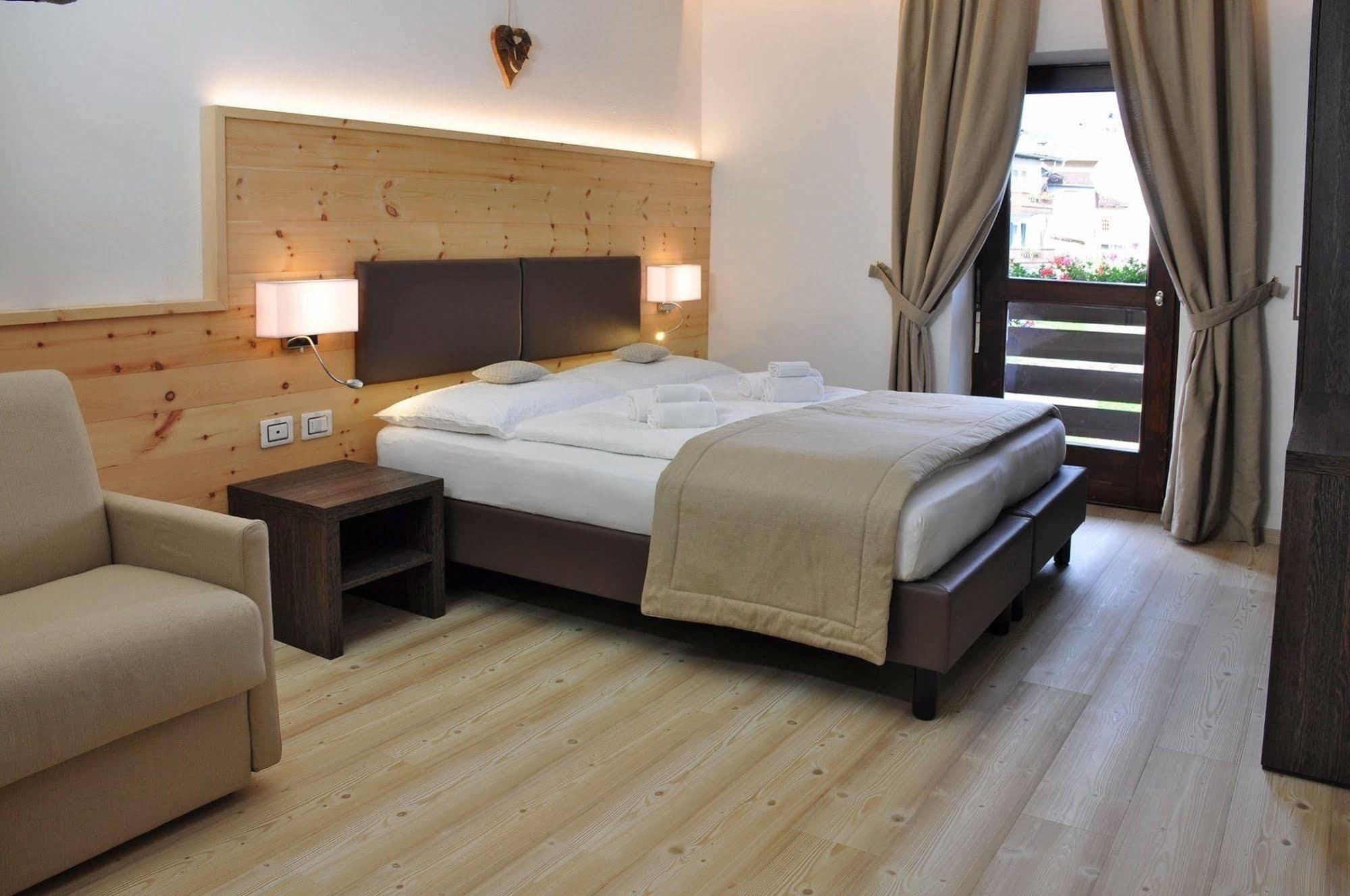 Hotel Alla Rocca Varena Eksteriør billede