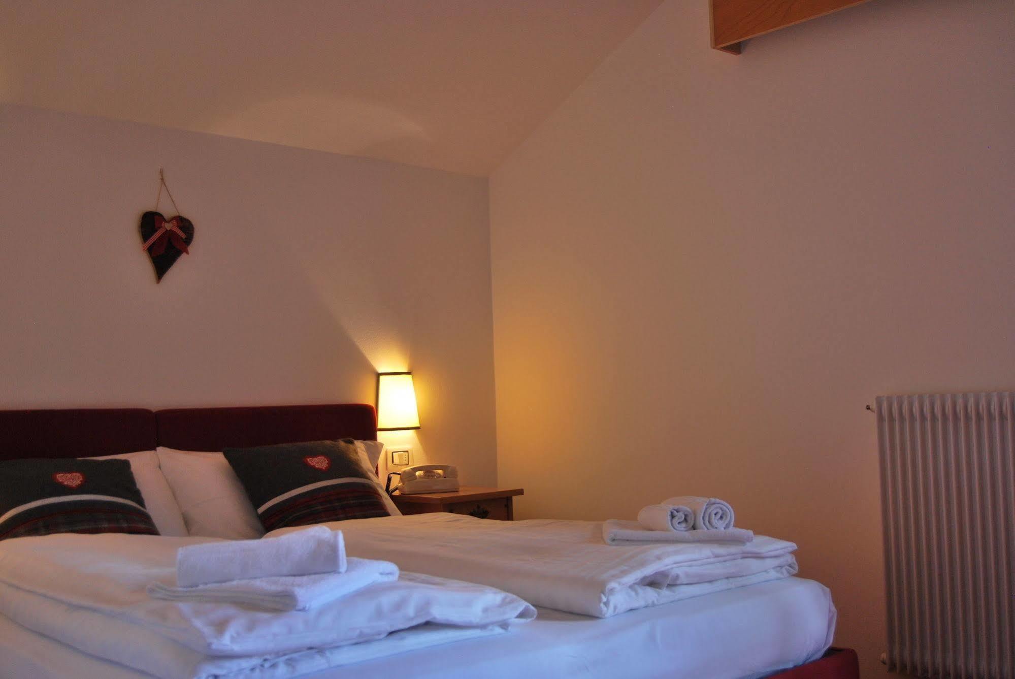 Hotel Alla Rocca Varena Eksteriør billede