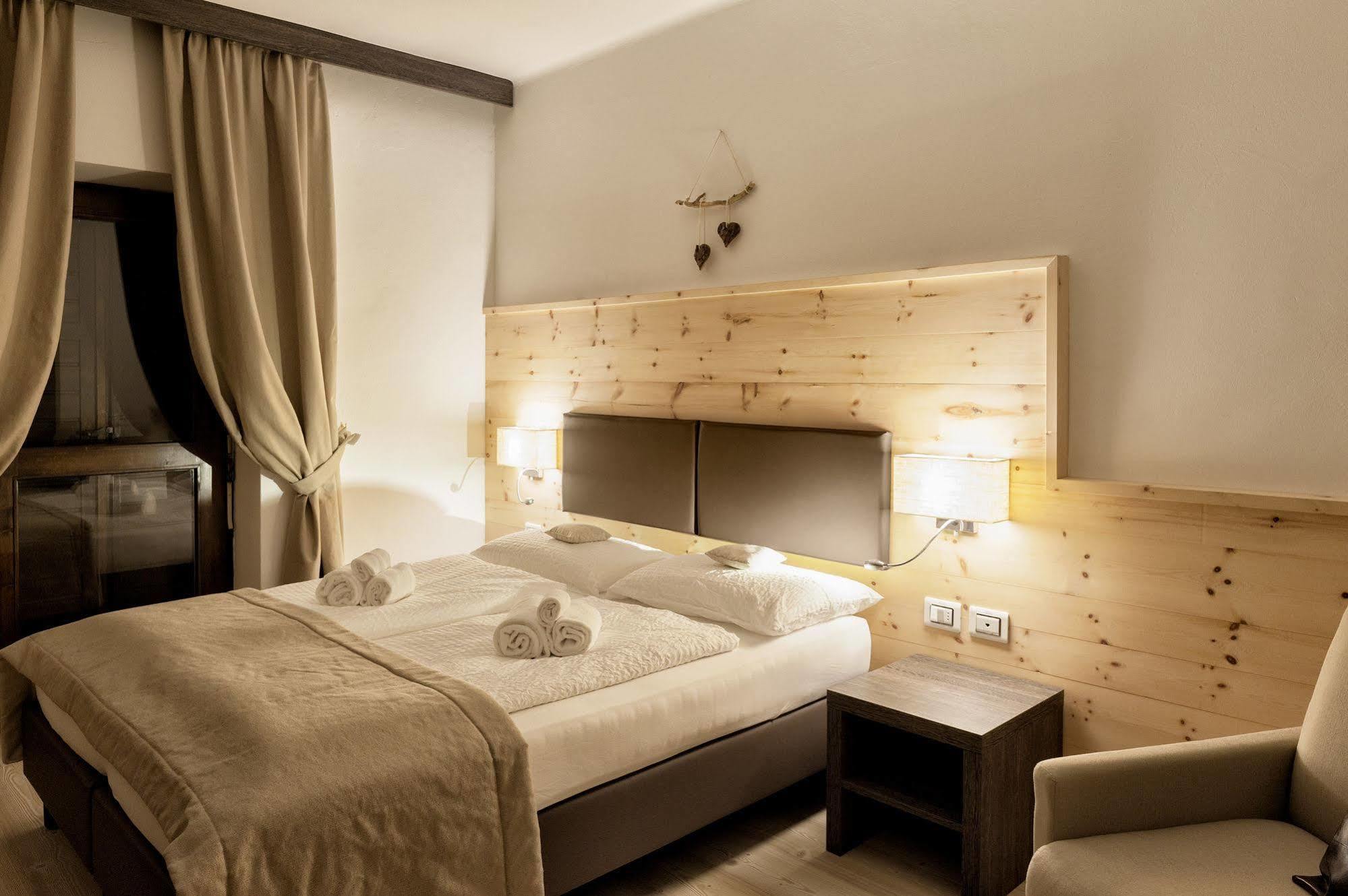 Hotel Alla Rocca Varena Eksteriør billede